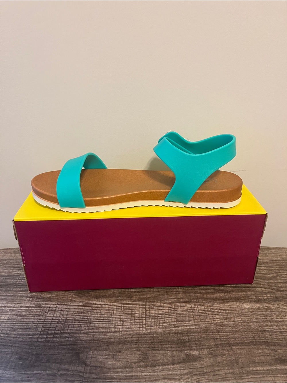 Kali Icy-II Mint Flat Sandals Women’s Size 9